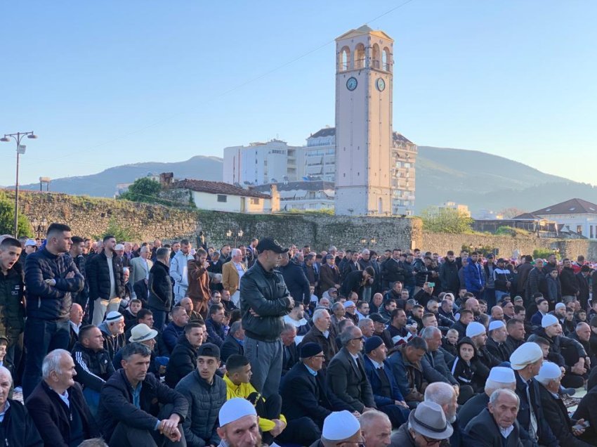 Falet namazi i Fiter Bajramit në të gjithë vendin, mesazhe paqeje dhe dashurie. Ja kremtimet në disa qytete