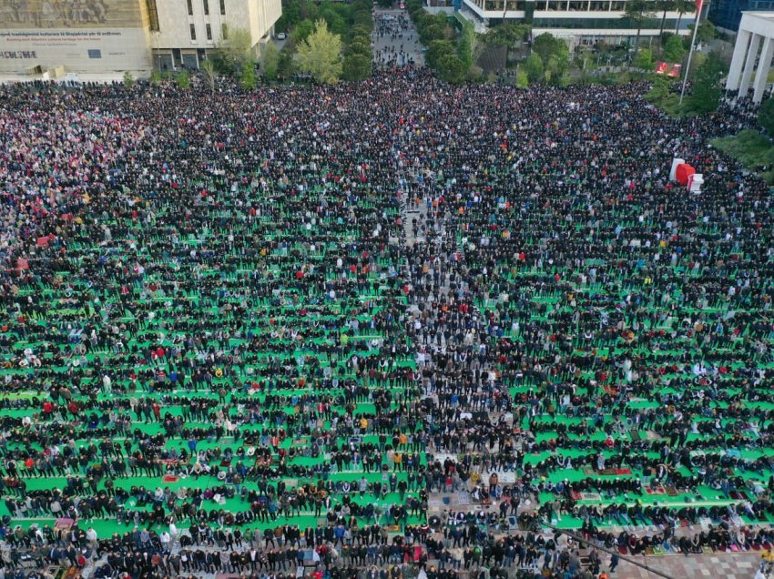 Fiter Bajrami, mijëra besimtarë falin Namazin në sheshin Skënderbej. Mesazhi i kreut të KMSH: Populli po plaket, mos e braktisni vendin, lindini dhe rritini fëmijët këtu!