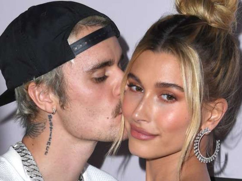 Hailey Bieber flet për përballjen me “kohë të vështira” në vitin 2023 