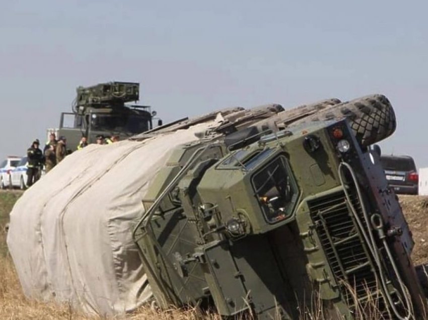 I ndodh edhe kjo Moskës, ushtari i dehur rus humb kontrollin mbi mjetin motorik – rrokullis sistemin raktor S-400 Triumf