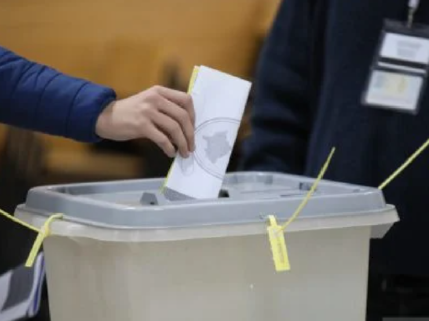 Dy serbë votojnë në një pikë votimi në Leposaviq