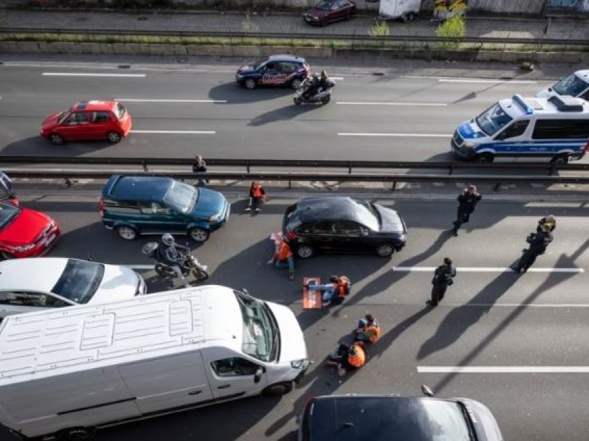 Protesta e ambientalistëve bllokon trafikun në Berlin