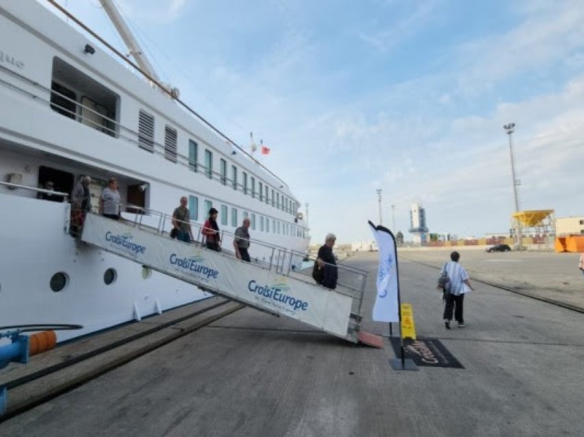 ​Durrësi çel sezonin e kroçerave, “La Belle De L’Adriatique” sjell 134 turistë francezë