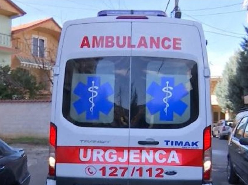 E rëndë në Fier, 54-vjeçarja bie aksidentalisht nga kati i tretë i pallatit, transportohet në spital