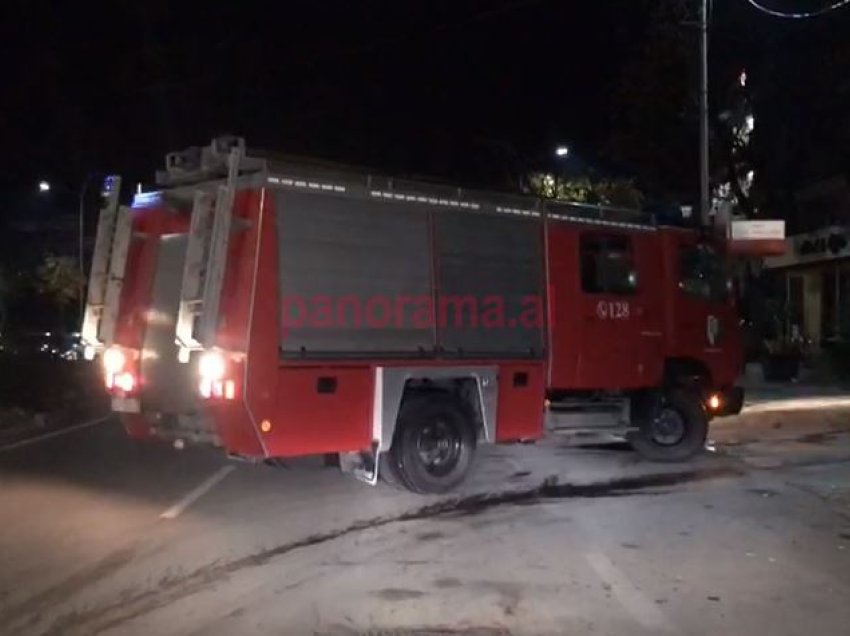  Përfshihet nga flakët një dyqan, shkak dyshohet një shkëndijë elektrike - Forcat zjarrfikëse mbërrijnë në vendngjarje