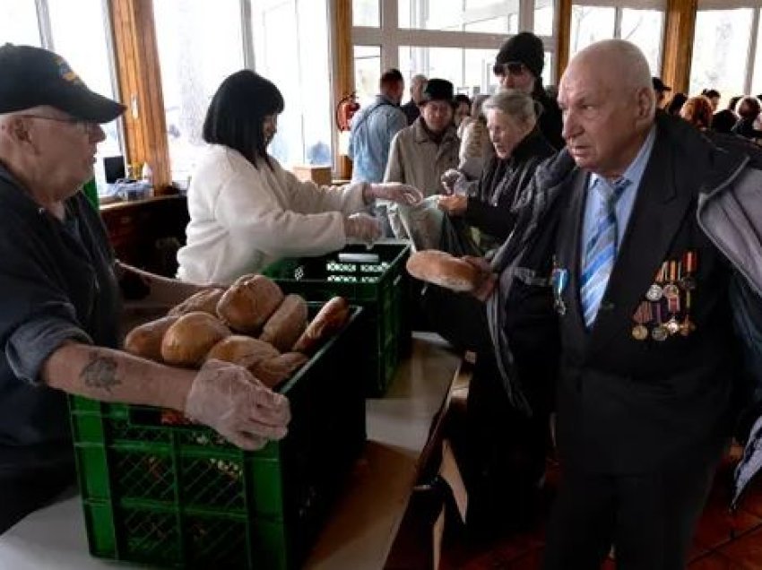 Radhë për bukë dhe një palë këpucë falas/ Situata më shumë se një vit pas nisjes së luftës, The Guardian: Varfëria e ulur këmbëkryq në Ukrainë