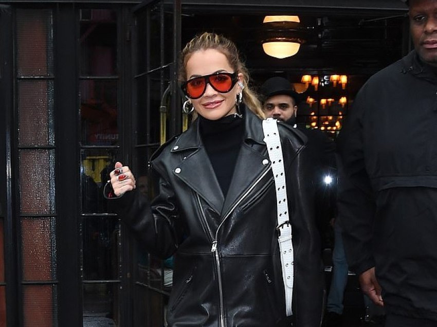 Rita Ora ndihmohet nga dy djem për t’i shpëtuar pellgut të shiut në New York