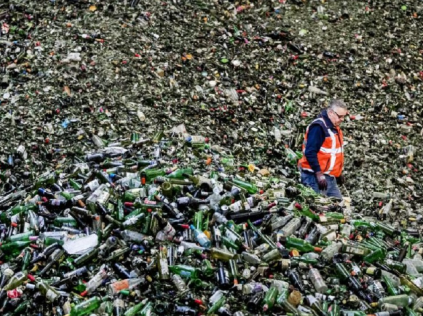 Qelqi shpesh konsiderohet si një alternativë më e qëndrueshme ndaj plastikës