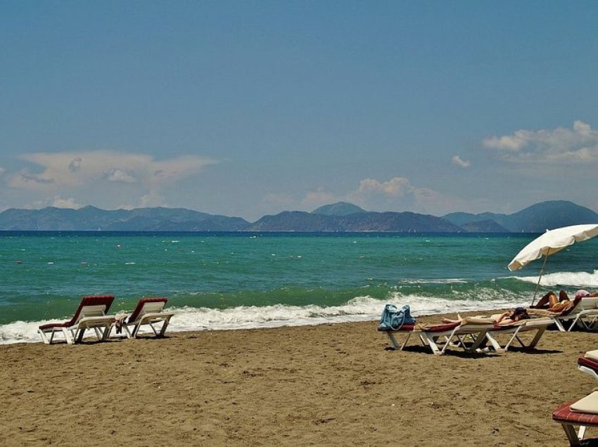 Mbyllet plazhi në resortin e njohur, nuk do ta besoni çfarë u gjet në ujë