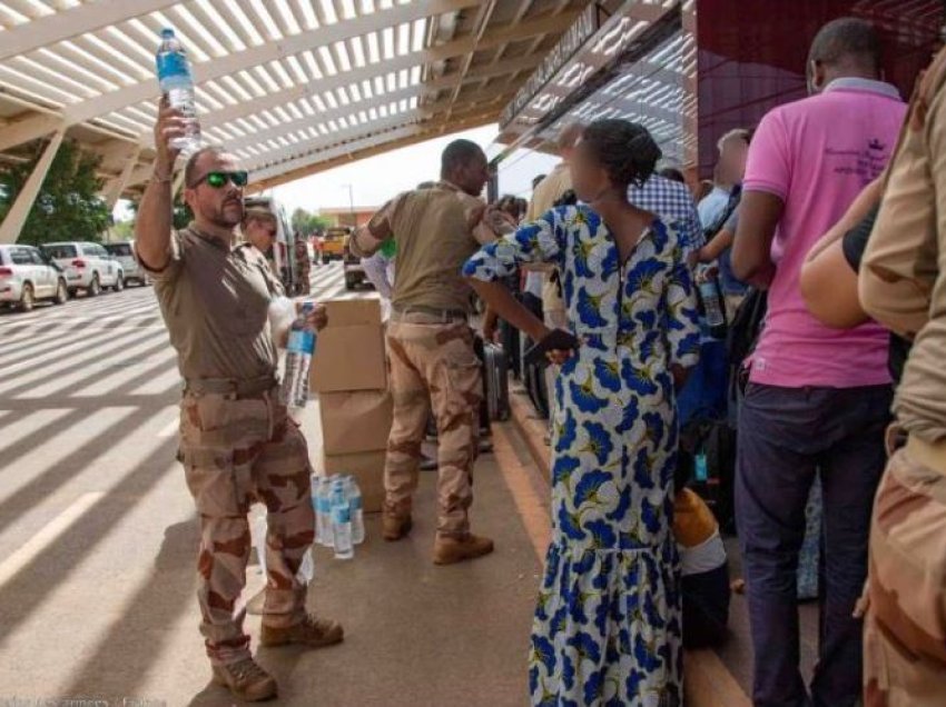 Mbretëria e Bashkuar thotë se grupi i parë i shtetasve britanikë janë larguar nga Nigeria