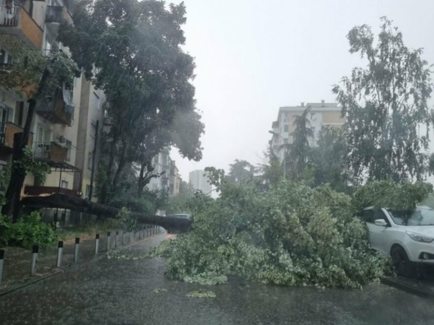 Moti i ligë edhe në Shkup: Erërat e fuqishme shkaktojnë dëme në kryeqytet