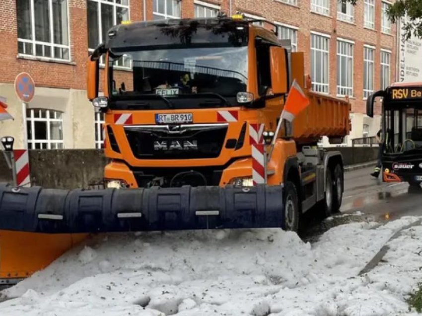 Gjermania goditet nga stuhi e madhe breshëri, borëpastruesit në terren