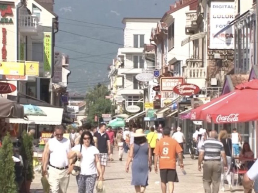 Struga përplot mërgimtarë e turistë