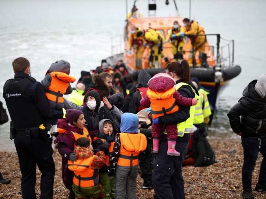 Britani, qeveria zhvendos disa azilkërkues, përfshirë shqiptarët, në një zonë ushtarake 