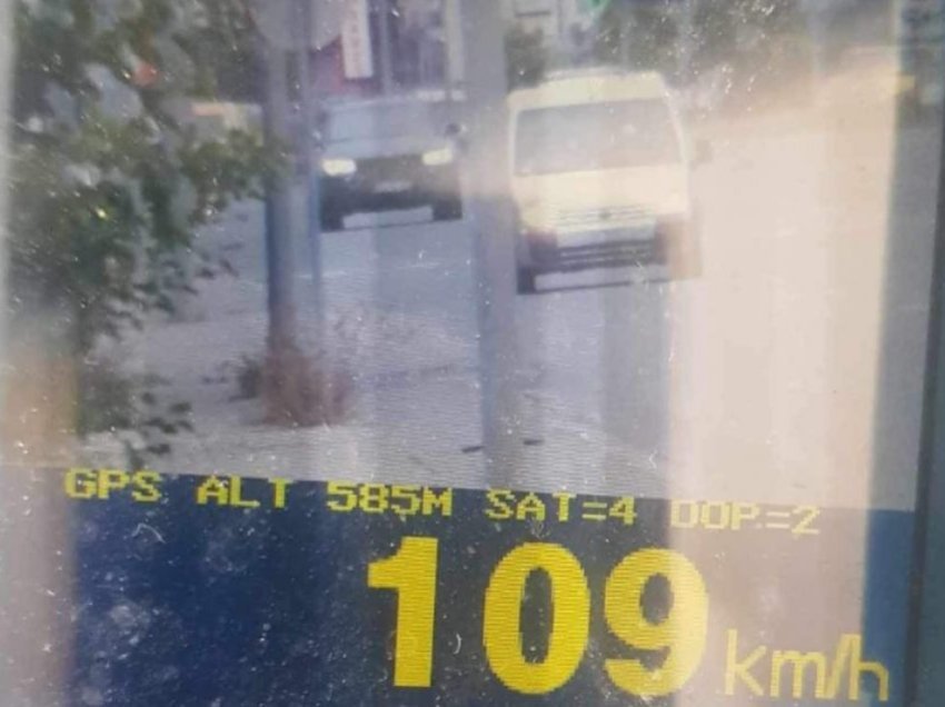 Voziti veturën në shpejtësi 109 km/h – 20 vjeçarit nga Ferizaj i merret patentë shoferi dhe dënohet me 500 euro