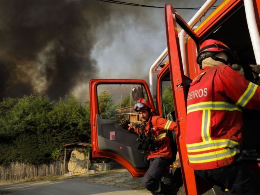 Qindra të evakuuar, Portugalia po lufton me zjarret që kanë përfshirë mijëra hektarë mes temperaturave në rritje