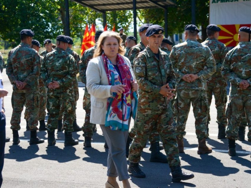 Ministrja Petrovska viziton ushtarët të cilët do të shkojnë për ndihmë në Slloveni