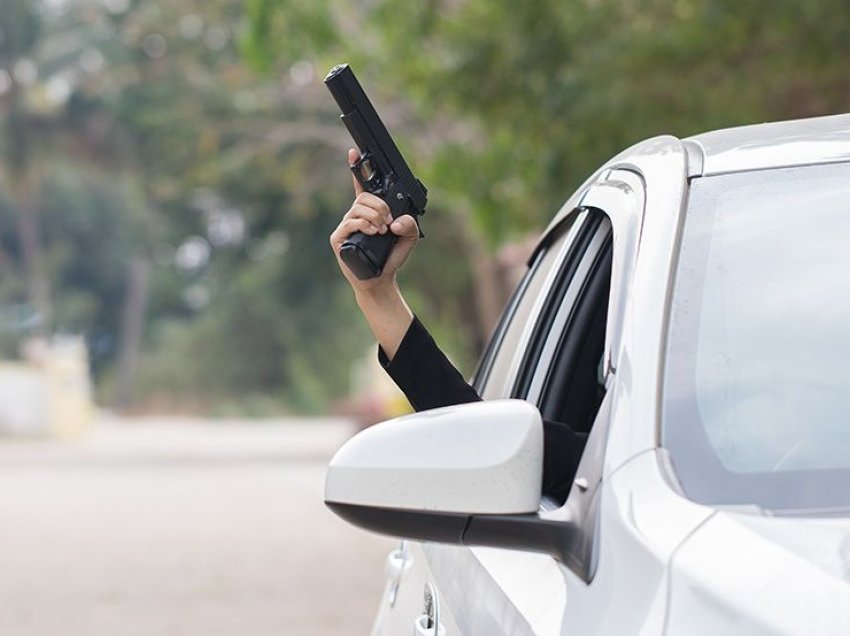 Dasmori në Vushtrri gjuan tetë herë nga vetura në shenjë gëzimi, përfundon në Polici