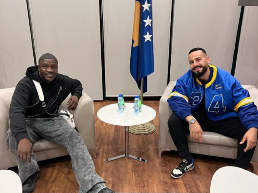 Akon mbërrin në Kosovë, shfaqet nga studioja me Capital T 