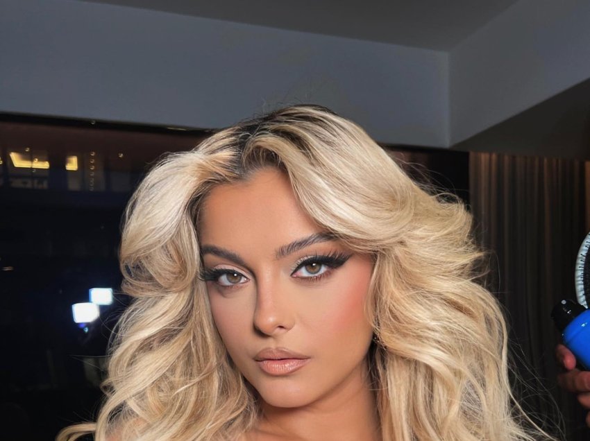 Bebe Rexha shkëlqen me paraqitjen në koncertin e fundit, ndërsa provokon me dekoltenë e hapur