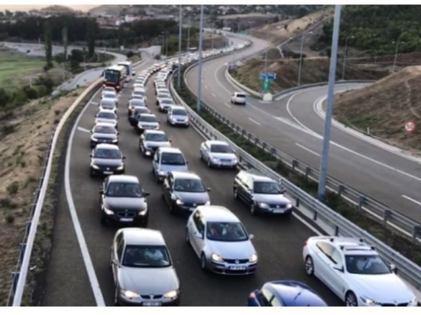 10 km trafik, bllokohet Rruga e Kombit