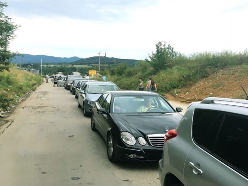 Radhë të gjata në vendkalimet kufitare, në Merdarë pritjet shkojnë deri në katër orë