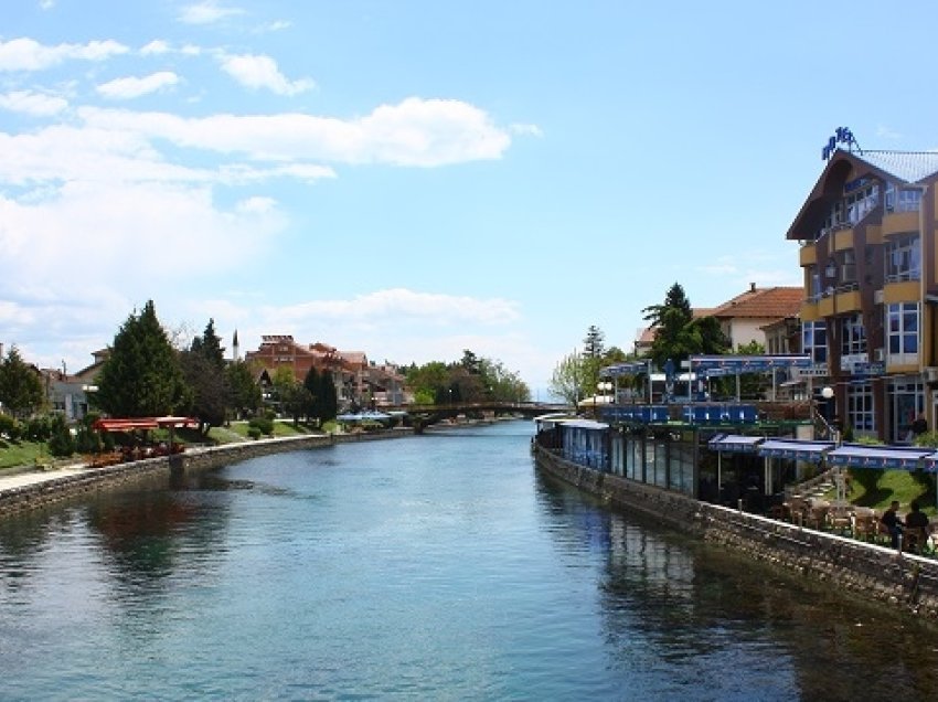 Sezoni veror drejt përfundimit, plazhet në Strugë janë gjysmë të zbrazëta