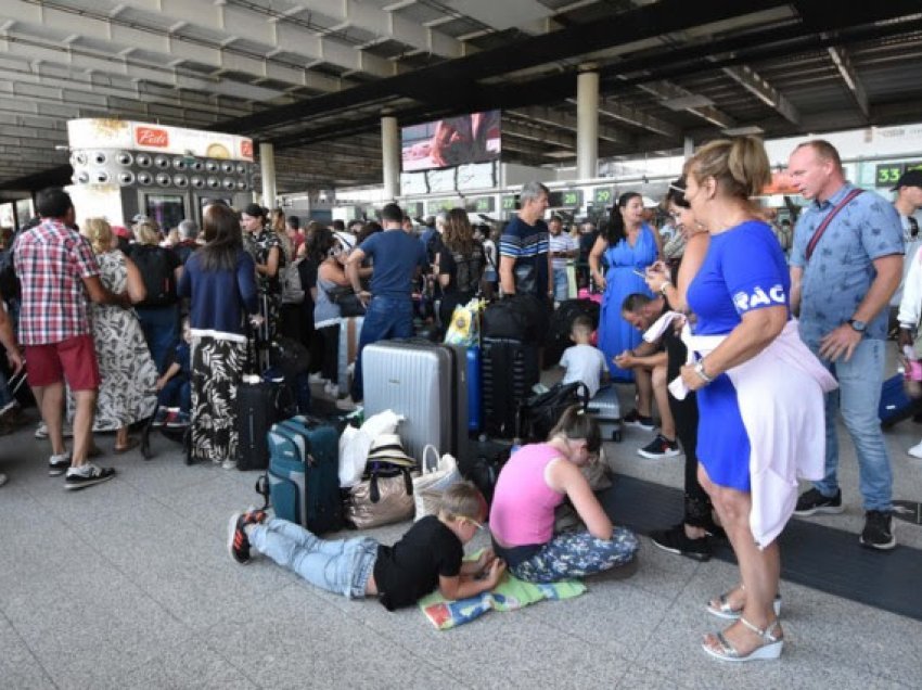 Aeroporti i Katanias u mbyll për shkak të shpërthimit vullkanik të malit Etna