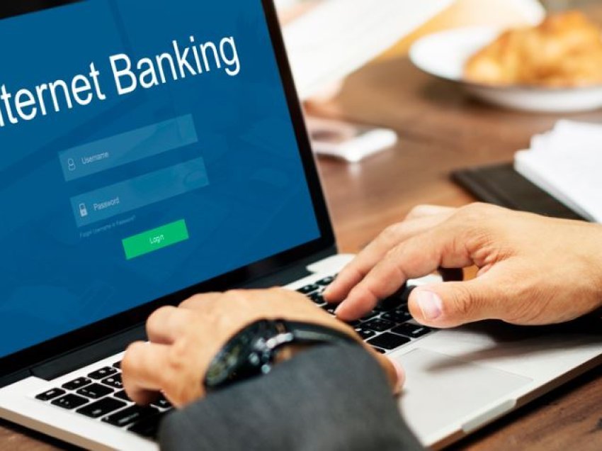 Pagesat me e-banking dominojnë transfertat bankare për të dytin tremujor radhazi, rritet pesha e tyre edhe në vlerë