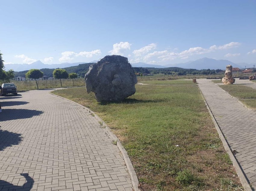 Guri i Nënës Pashkë vazhdon të qëndrojë në Kompleksin e Mejës