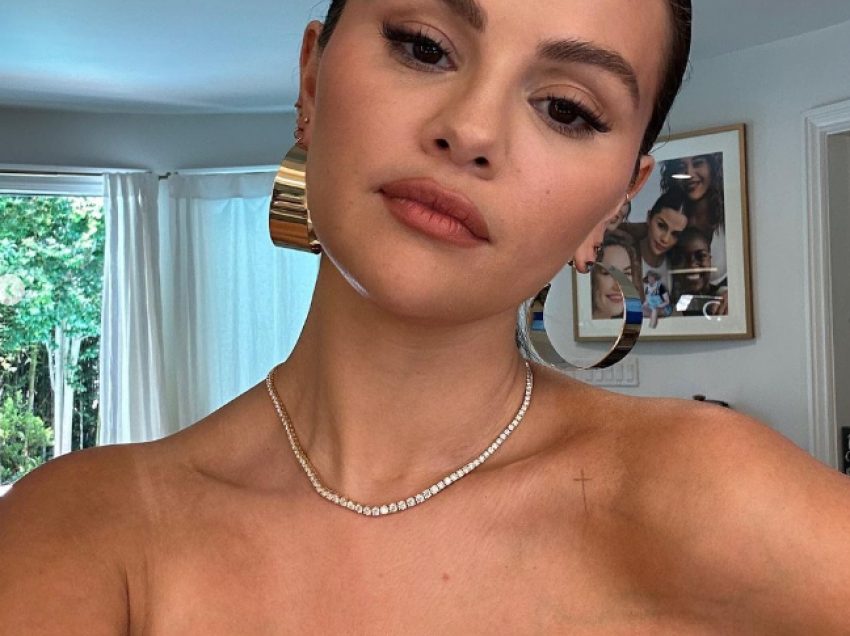 Selena Gomez merr vëmendje me pozat e reja në fustan ngjyrë portokalli