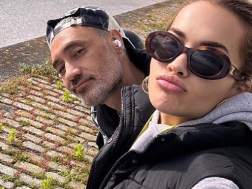 Rita Ora dhe Taika Waititi shijojnë pushimet në një ishull në Spanjë