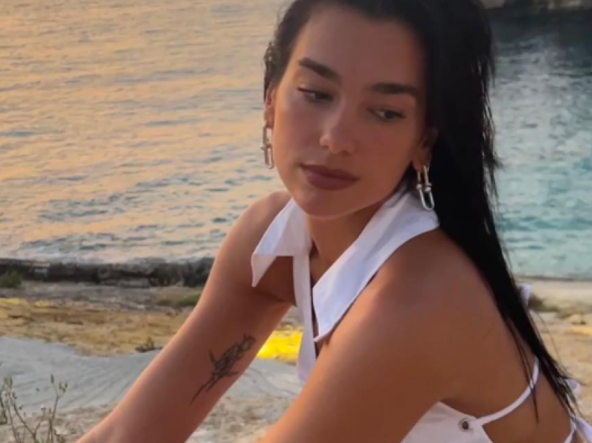 Dua Lipa shkëlqen me fustanin e bardhë dypjesësh në fotot e realizuara në Shqipëri