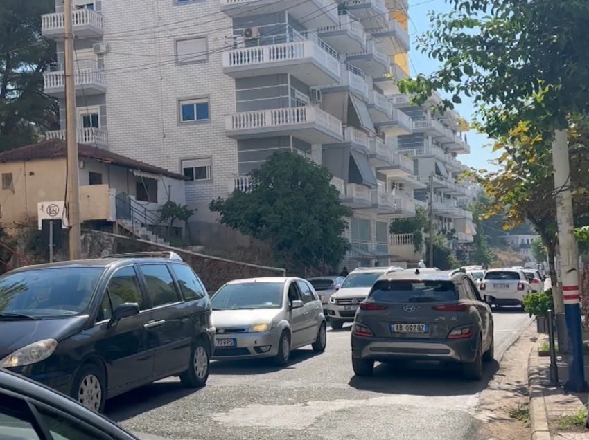 Turistët ‘mbushin’ Sarandën/ Mungesa e parkimeve shkakton kaos në qytet