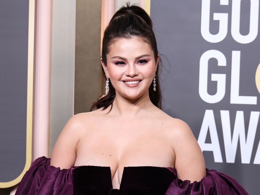 Selena Gomez paralajmëron këngën e re “Single Soon”