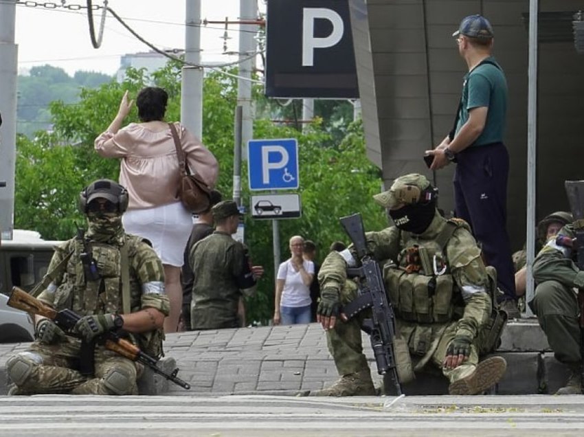 Gratë në Rusi në frikë: Përdhunuesit dhe vrasësit e dënuar që luftuan për Wagnerin po lirohen