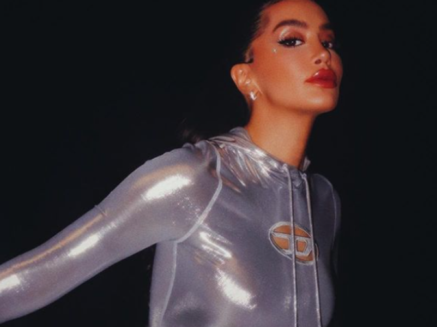 Dafina Zeqiri mahnit në fustanin e ngushtë shkëlqyes