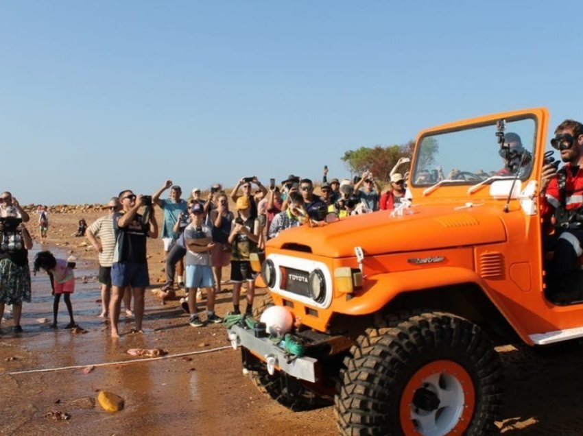 E kthyen një Toyota Land Cruiser në një veturë elektrike – një ekip inxhinierësh nga Australia e vozitën pastaj nën ujë