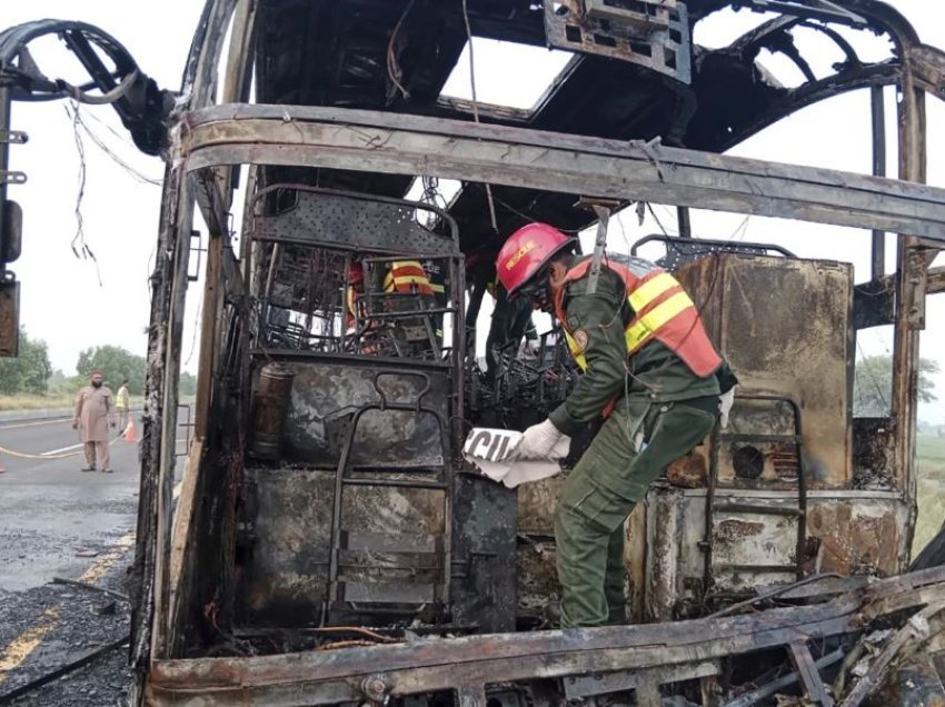 18 të vdekur pasi digjet një autobus në Pakistan