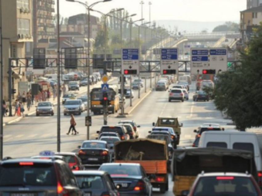 Parkimet ilegale në gjelbërim, Prishtina Parking fton qytetarët t’i raportojnë 