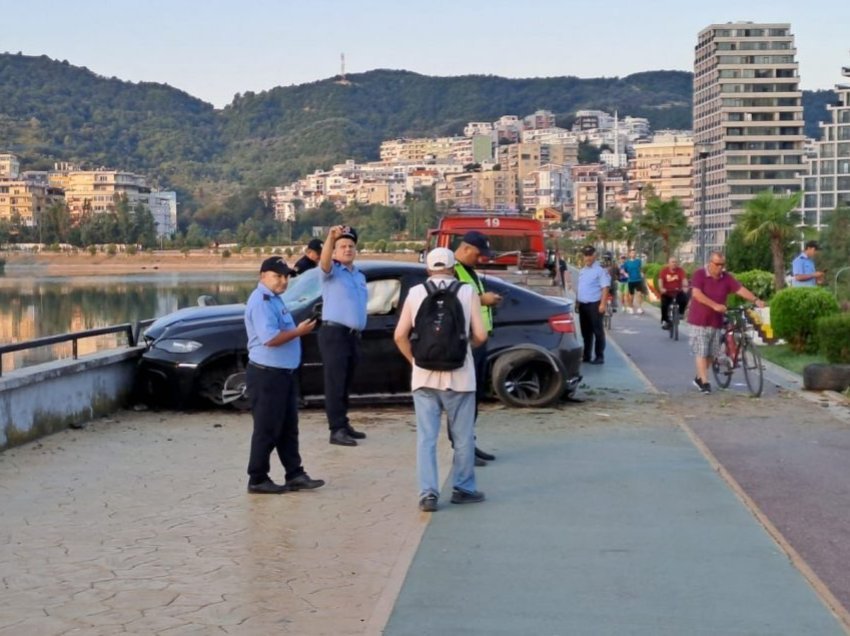 Makina përplaset me bordurat në digën e liqenit, shoferi merr targat dhe “zhduket”