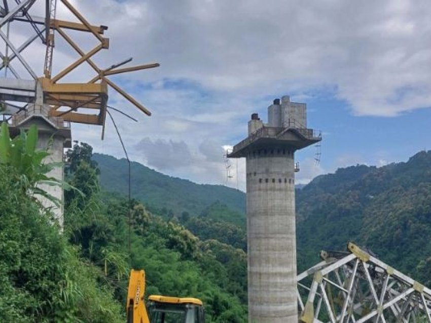 Shkon në 22 numri i të vdekurve nga shembja e urës në Indi