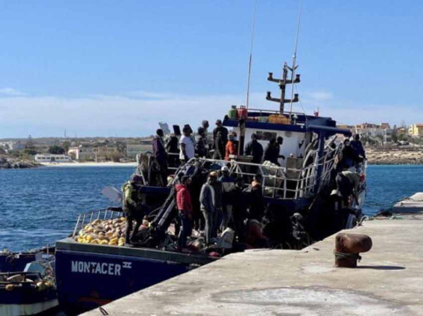 Mbi 400 emigrantë shpëtohen në ujërat ndërkombëtare afër brigjeve të Libisë dhe Tunizisë, mes tyre dhe foshnja