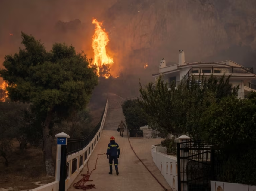 Zjarret vazhdojnë të përhapen në Greqi