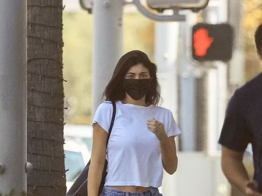 Kush tha që janë ndarë? Kylie Jenner fotografohet pranë shtëpisë së të dashurit