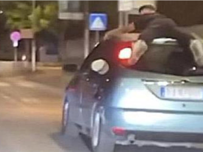 Sfida e rrezikshme në rrjetet sociale, të qëndrosh shtrirë mbi makinën që lëvizë 130 km/h