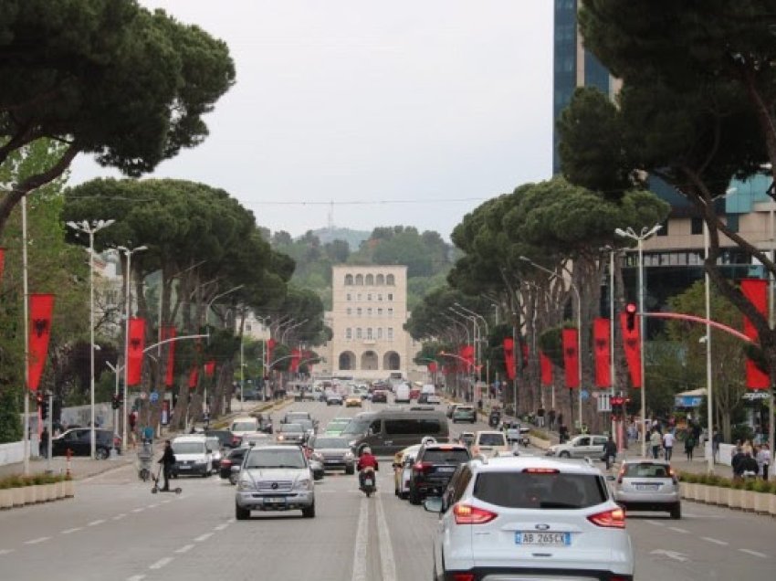 ​Tirana e turistëve, sfidat që vijnë nga qarkullimi i shtuar prej vizitorëve