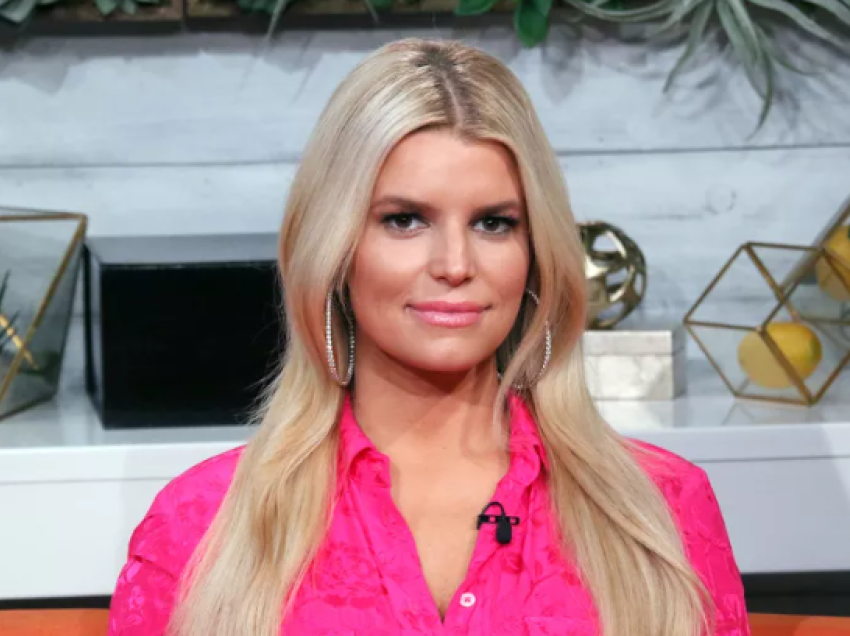 Jessica Simpson kundërshton njerëzit që kritikojnë peshën e saj