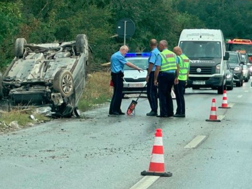 Aksident në magjistralen Pejë-Deçan, rrokulliset vetura