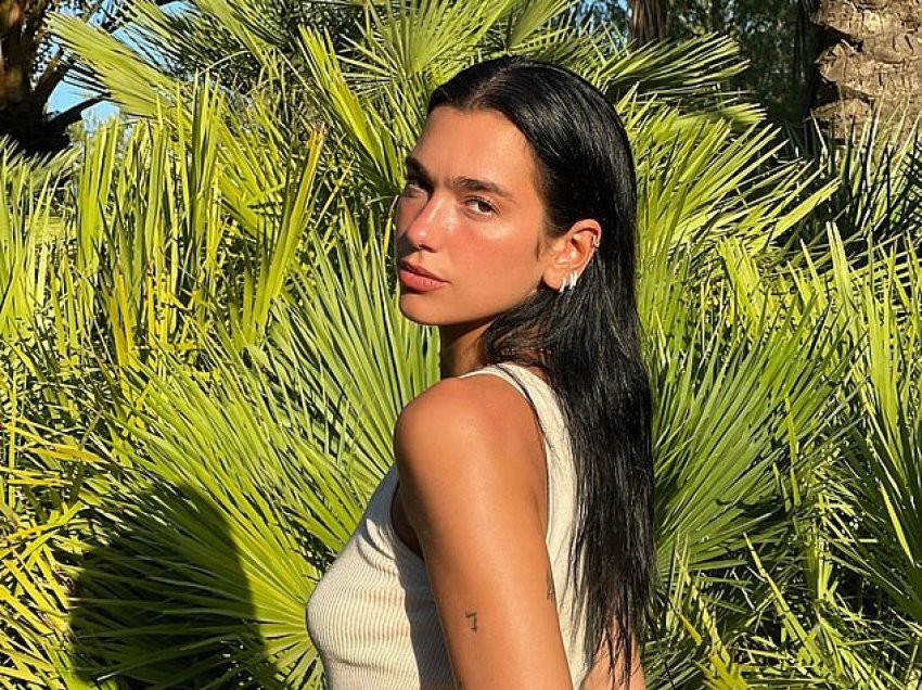 Dua Lipa me poza të nxehta nga Ibiza, vë në pah të pasmet seksi